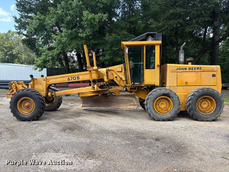 image for item EU0689 1992 John Deere 670B motor grader