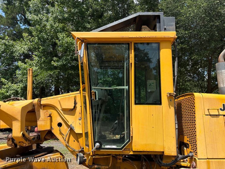 image for item EU0689 1992 John Deere 670B motor grader