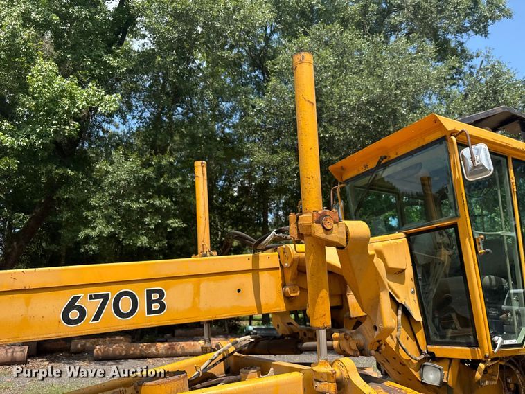 image for item EU0689 1992 John Deere 670B motor grader