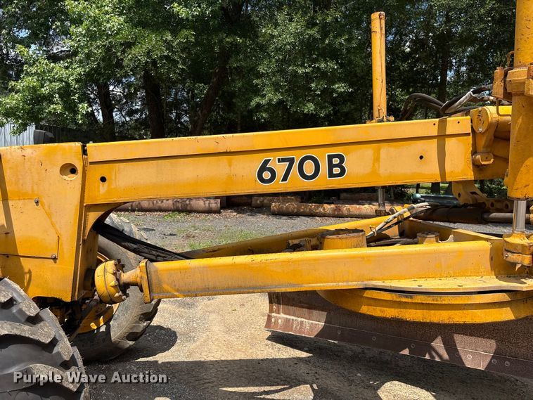 image for item EU0689 1992 John Deere 670B motor grader