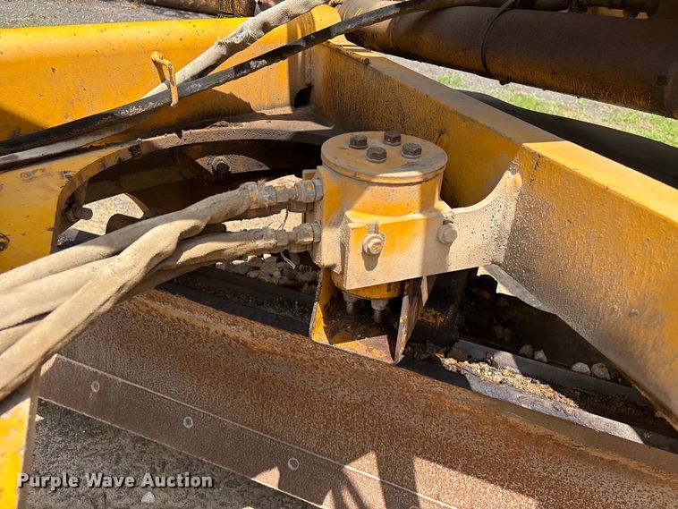 image for item EU0689 1992 John Deere 670B motor grader
