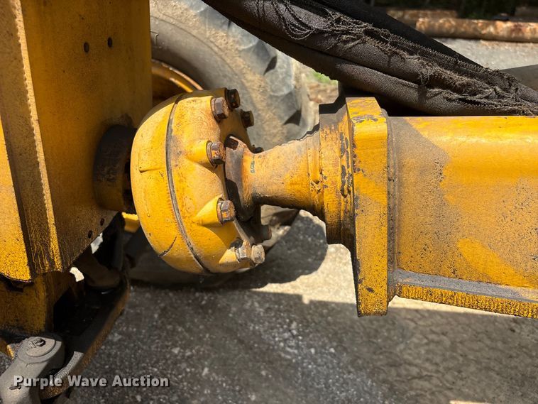 image for item EU0689 1992 John Deere 670B motor grader