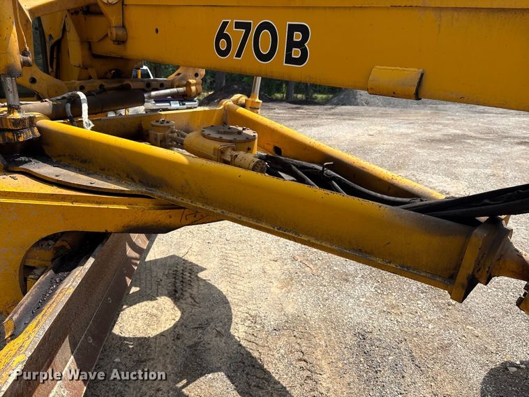image for item EU0689 1992 John Deere 670B motor grader