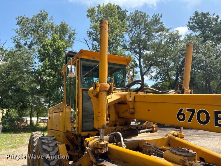 image for item EU0689 1992 John Deere 670B motor grader