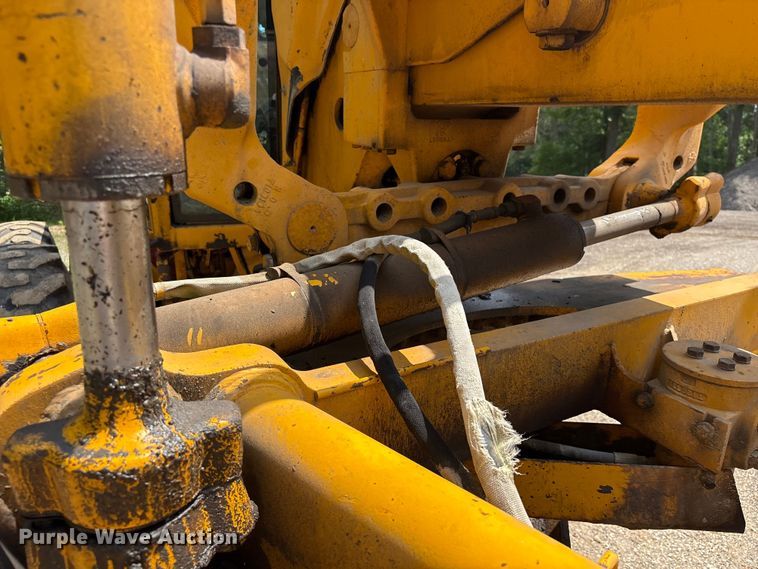 image for item EU0689 1992 John Deere 670B motor grader