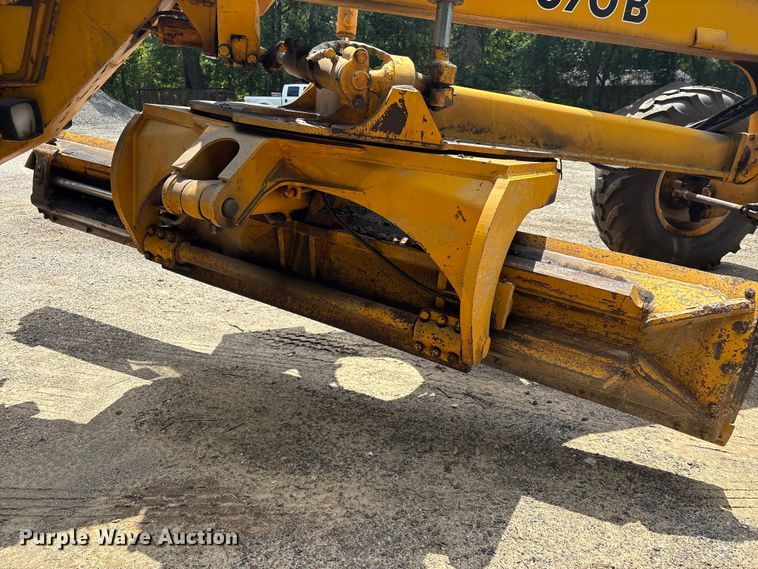 image for item EU0689 1992 John Deere 670B motor grader