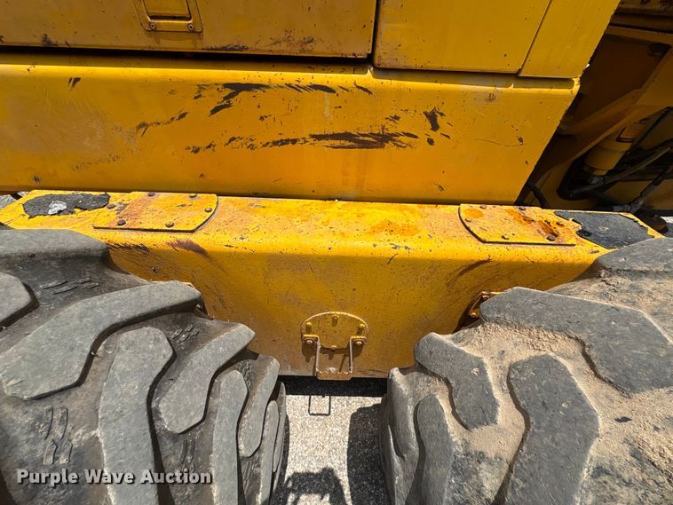 image for item EU0689 1992 John Deere 670B motor grader
