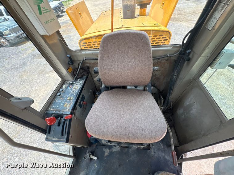 image for item EU0689 1992 John Deere 670B motor grader