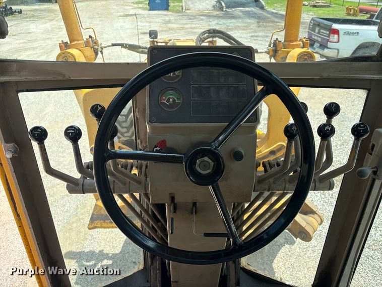 image for item EU0689 1992 John Deere 670B motor grader