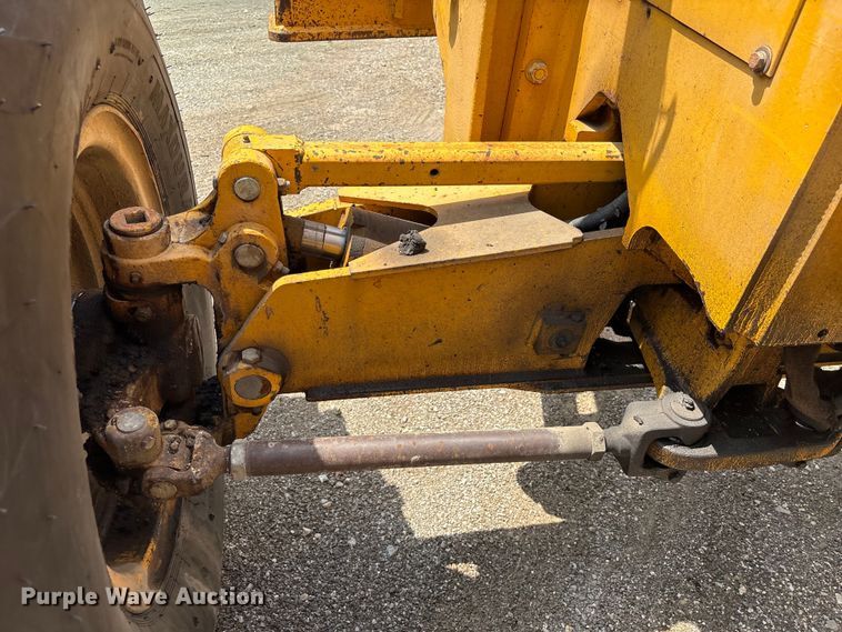 image for item EU0689 1992 John Deere 670B motor grader