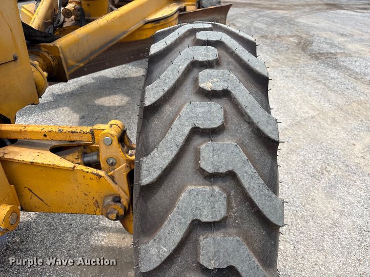 image for item EU0689 1992 John Deere 670B motor grader