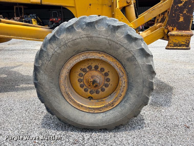 image for item EU0689 1992 John Deere 670B motor grader