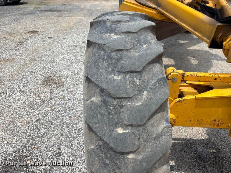 image for item EU0689 1992 John Deere 670B motor grader