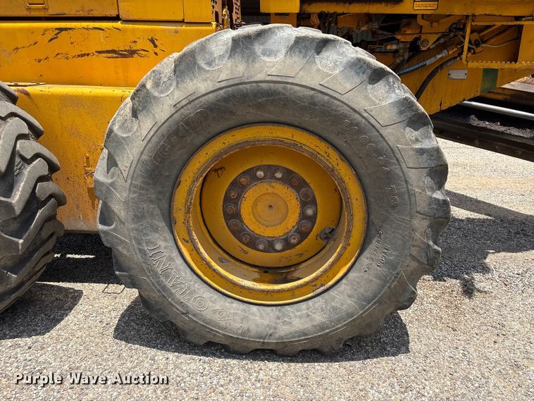 image for item EU0689 1992 John Deere 670B motor grader