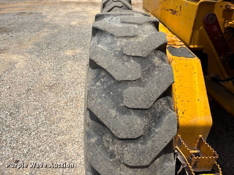 image for item EU0689 1992 John Deere 670B motor grader