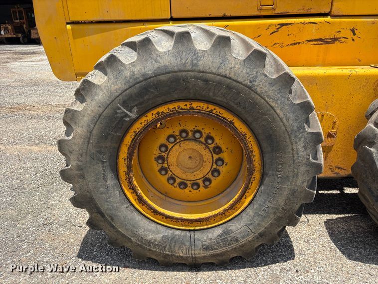 image for item EU0689 1992 John Deere 670B motor grader