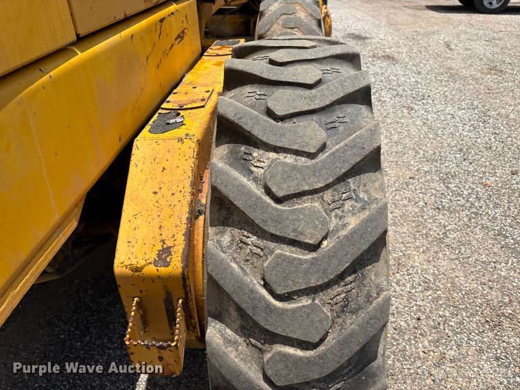 image for item EU0689 1992 John Deere 670B motor grader