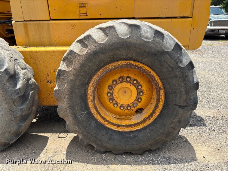 image for item EU0689 1992 John Deere 670B motor grader