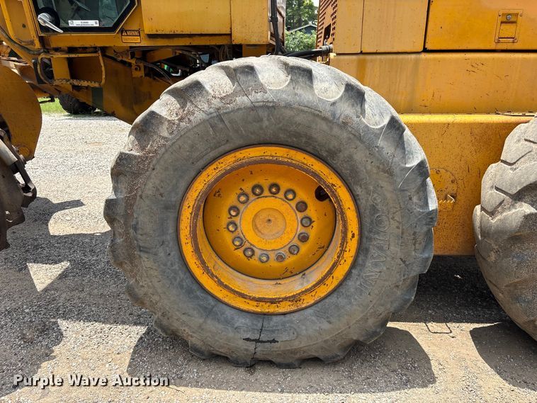 image for item EU0689 1992 John Deere 670B motor grader