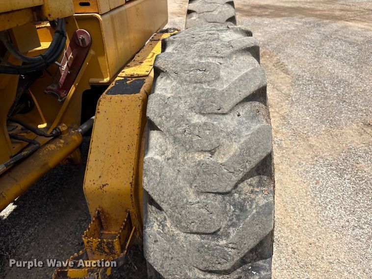 image for item EU0689 1992 John Deere 670B motor grader