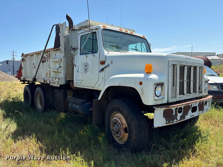 image for item EU0830 1998 International 2574 dump truck