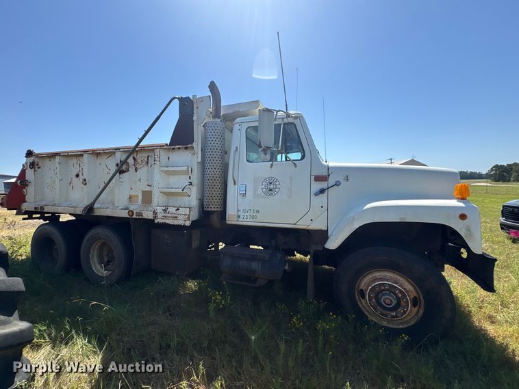 image for item EU0830 1998 International 2574 dump truck