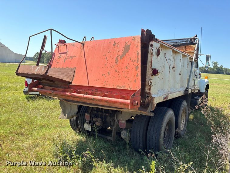 image for item EU0830 1998 International 2574 dump truck