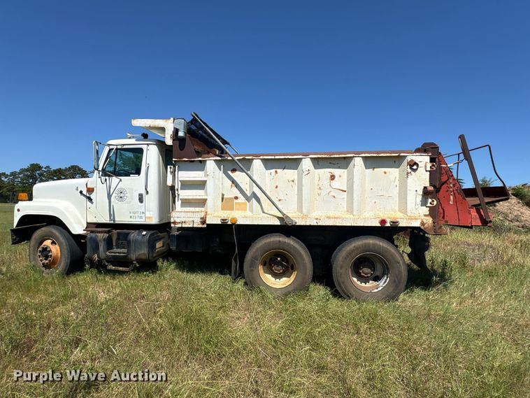 image for item EU0830 1998 International 2574 dump truck