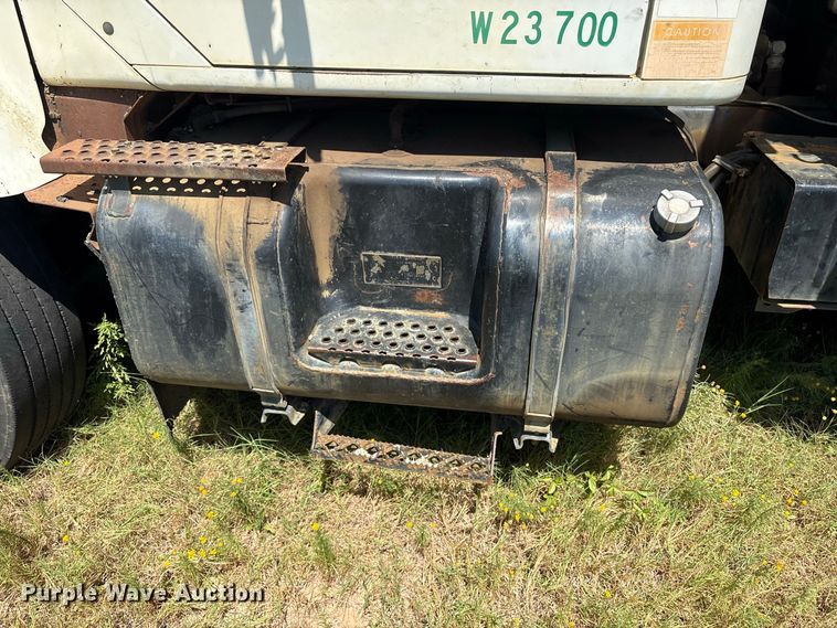image for item EU0830 1998 International 2574 dump truck