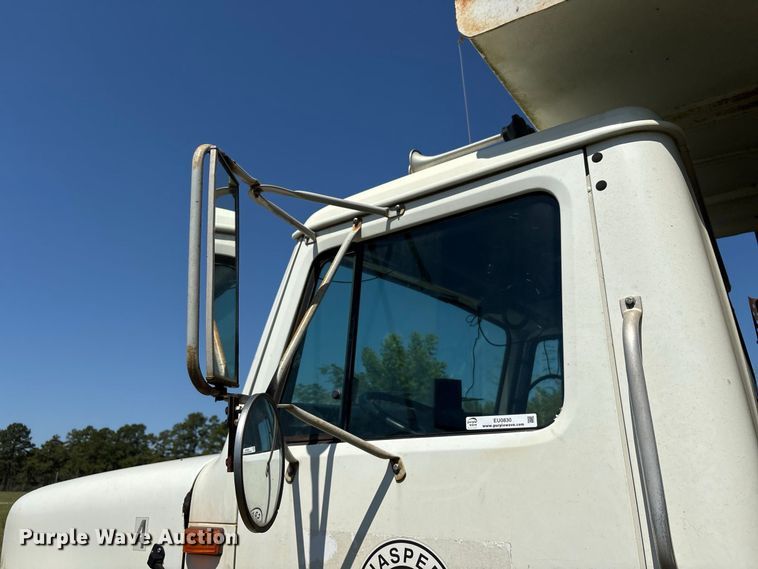 image for item EU0830 1998 International 2574 dump truck
