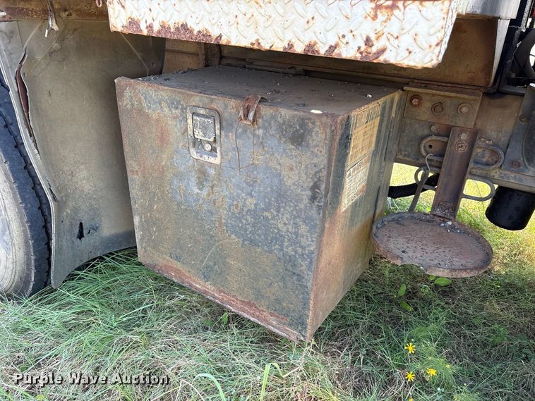 image for item EU0830 1998 International 2574 dump truck