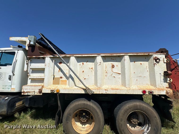 image for item EU0830 1998 International 2574 dump truck