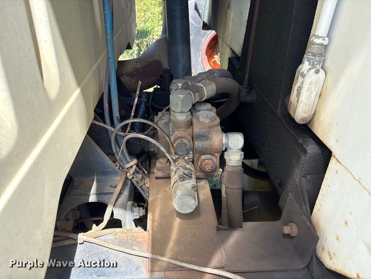 image for item EU0830 1998 International 2574 dump truck