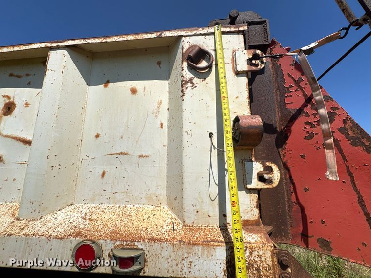 image for item EU0830 1998 International 2574 dump truck