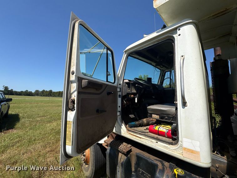 image for item EU0830 1998 International 2574 dump truck