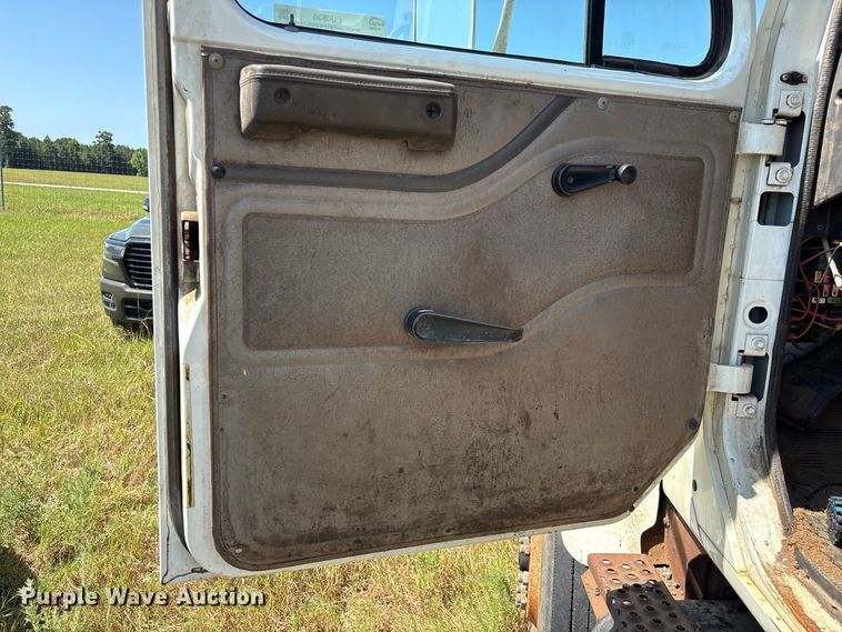 image for item EU0830 1998 International 2574 dump truck