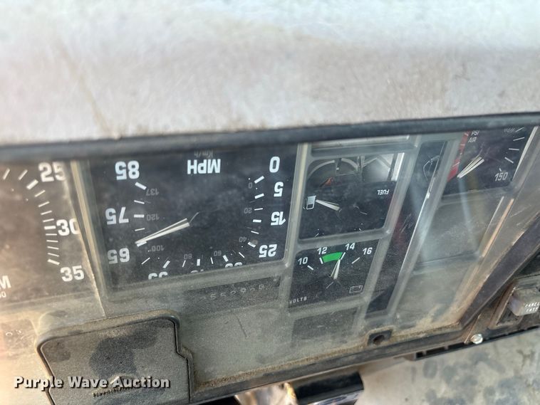 image for item EU0830 1998 International 2574 dump truck
