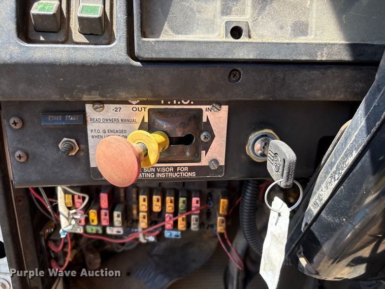 image for item EU0830 1998 International 2574 dump truck