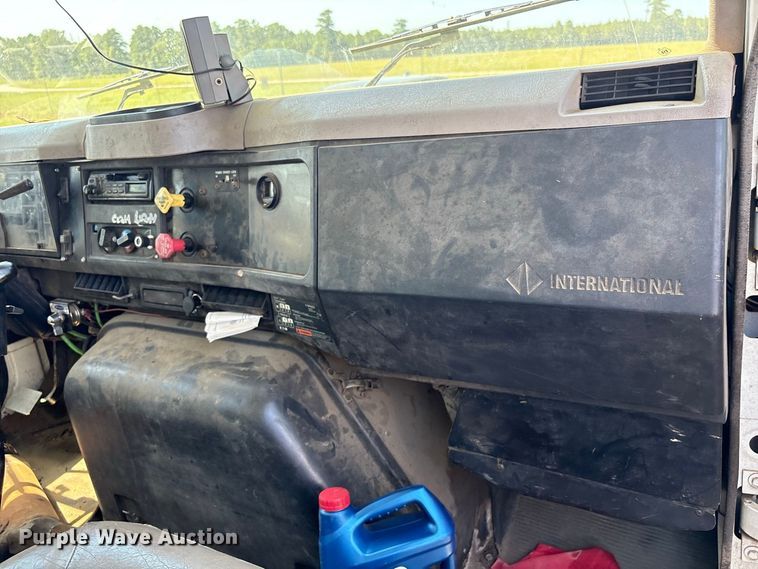 image for item EU0830 1998 International 2574 dump truck