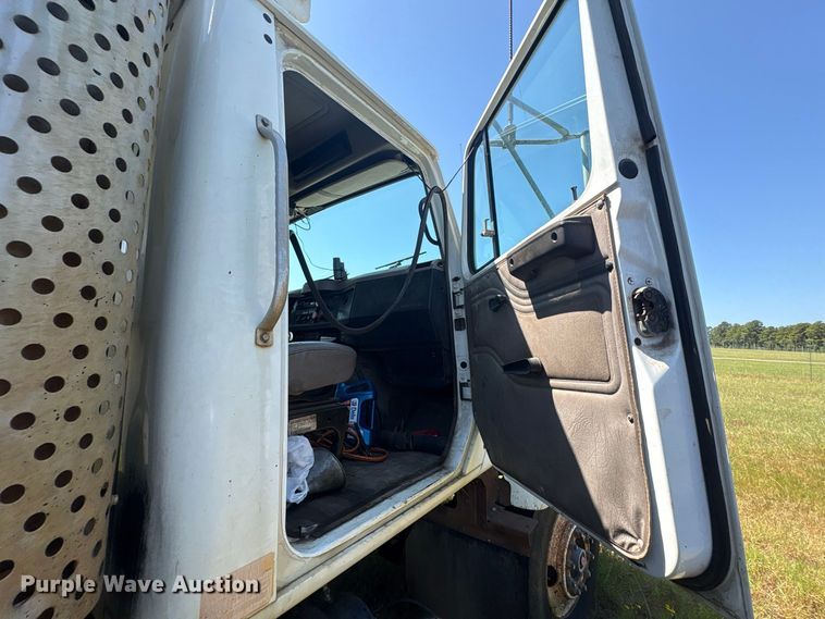 image for item EU0830 1998 International 2574 dump truck