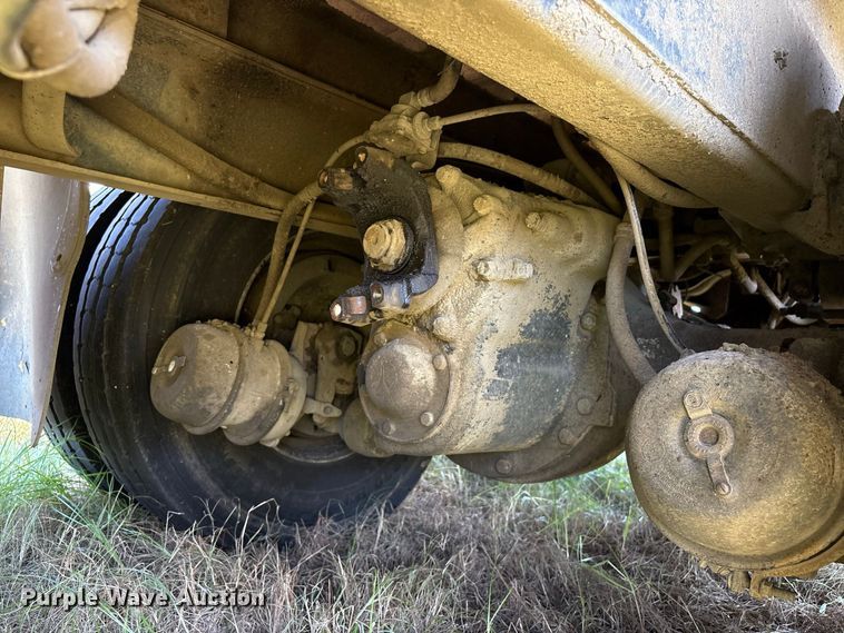 image for item EU0830 1998 International 2574 dump truck