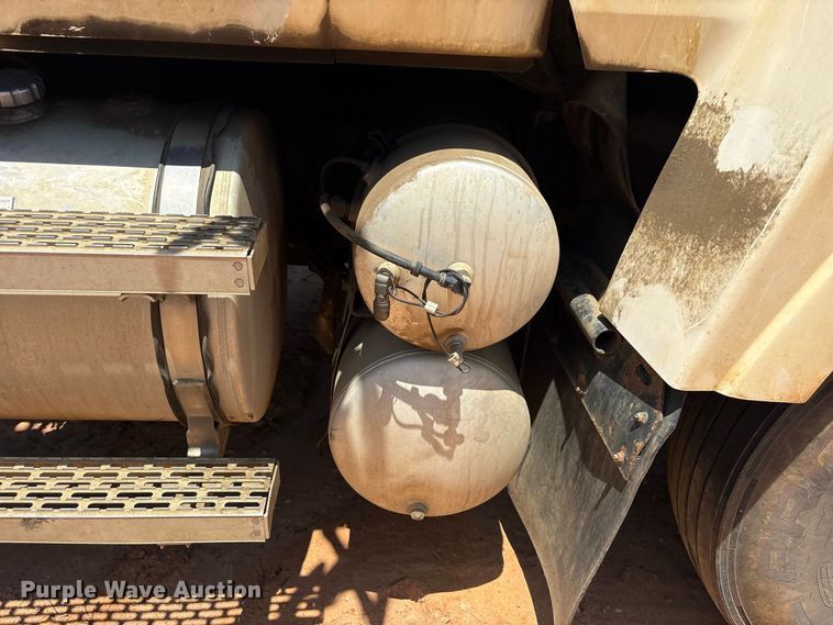 image for item EU0833 2005 Mack CHN dump truck