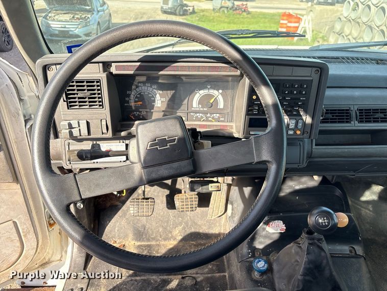 image for item EU0857 1999 Chevrolet C7 flatbed truck