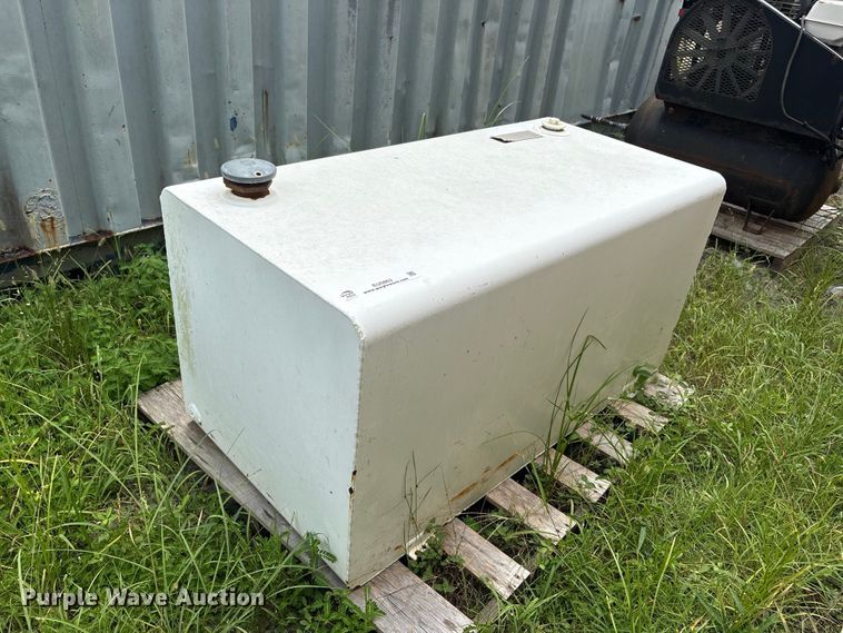 image for item EU0863 Deezee fuel tank