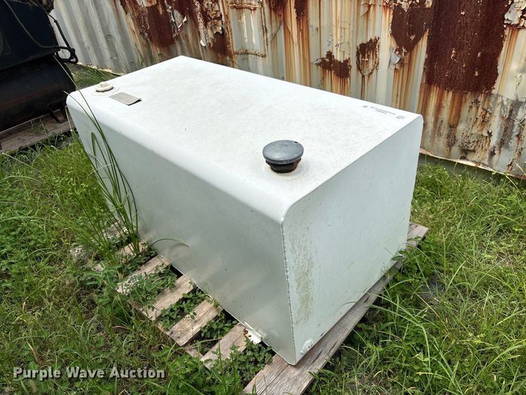 image for item EU0863 Deezee fuel tank