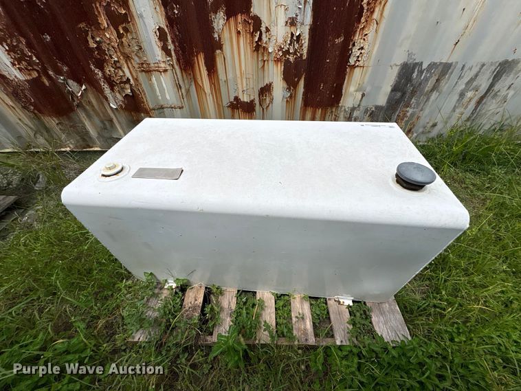 image for item EU0863 Deezee fuel tank