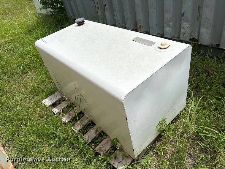 image for item EU0863 Deezee fuel tank