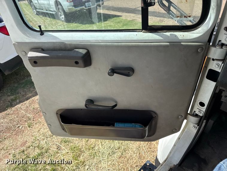 image for item EW4330 2002 International 3400 transit bus