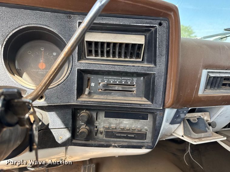 image for item EW4332 1991 Chevrolet Cheyenne 3500 Crew Cab pickup truck