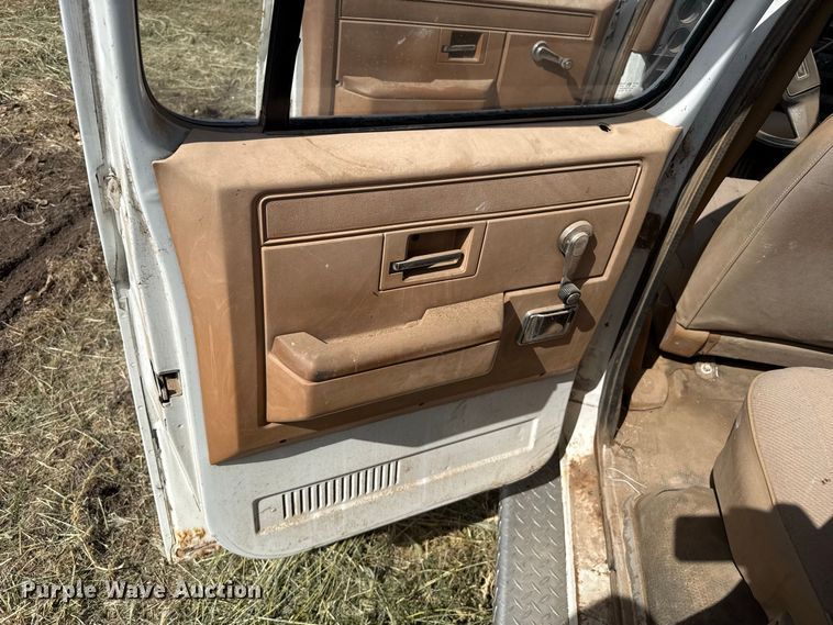 image for item EW4332 1991 Chevrolet Cheyenne 3500 Crew Cab pickup truck